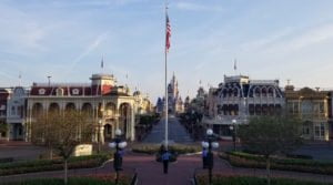 Bandeira dos EUA segue sendo hasteada todas as manhãs no Magic Kingdom
